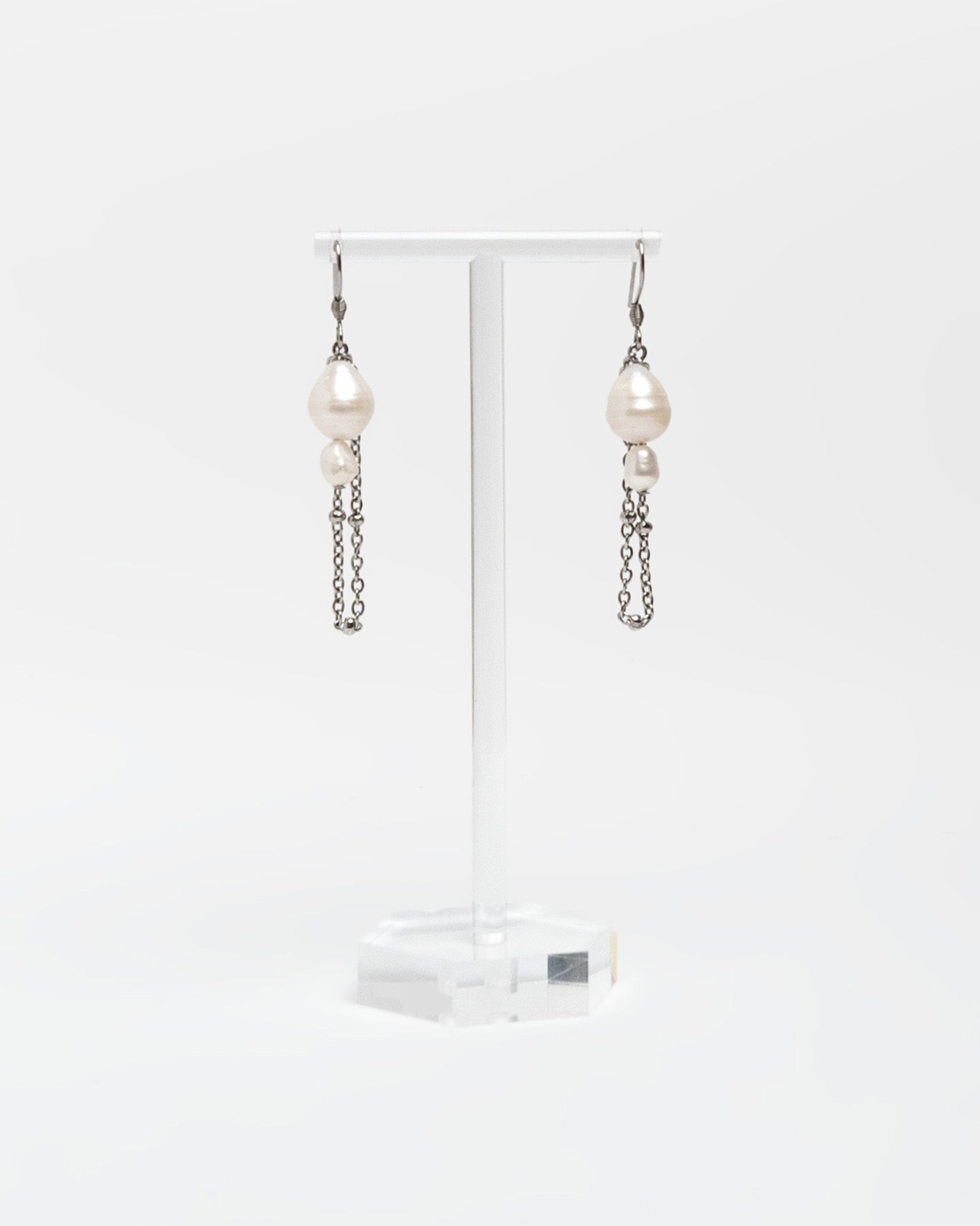 Pendientes cortos con perlas barrocas y cadena de acero inoxidable. Joyería artesanal hecha a mano en España.