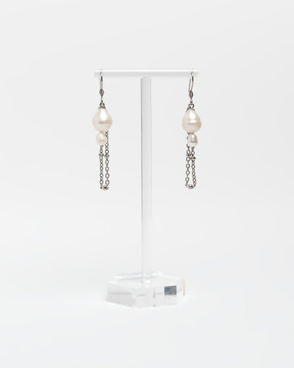 Pendientes cortos con perlas barrocas y cadena de acero inoxidable. Joyería artesanal hecha a mano en España.