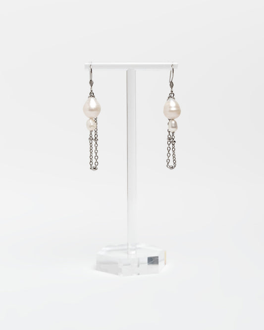Pendientes cortos con perlas barrocas y cadena de acero inoxidable. Joyería artesanal hecha a mano en España.