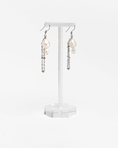 Pendientes cortos con perlas barrocas y cadena de acero inoxidable. Joyería artesanal hecha a mano en España.