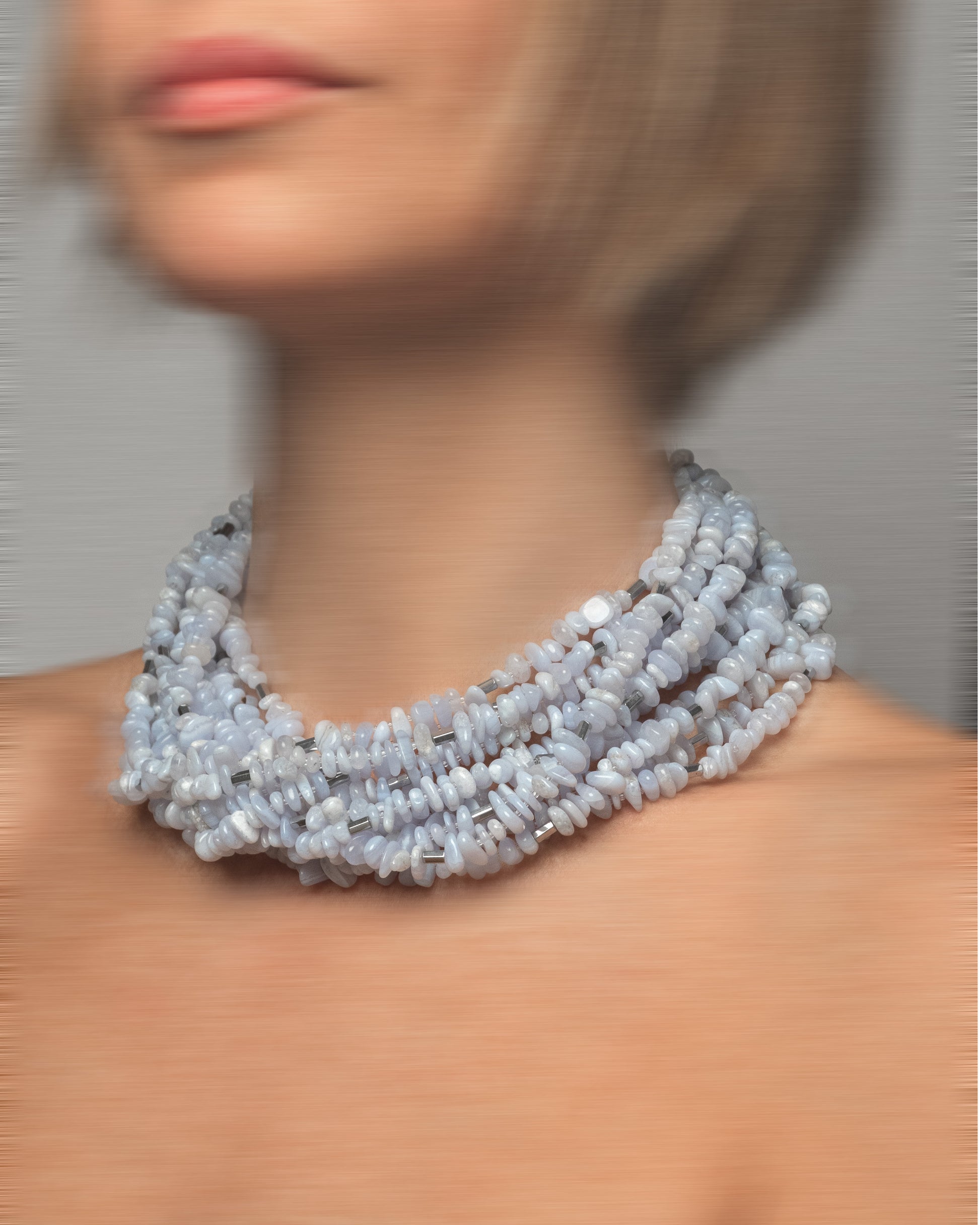 Collar multicapa de calcedonia azul y hematites plateado, artesanal