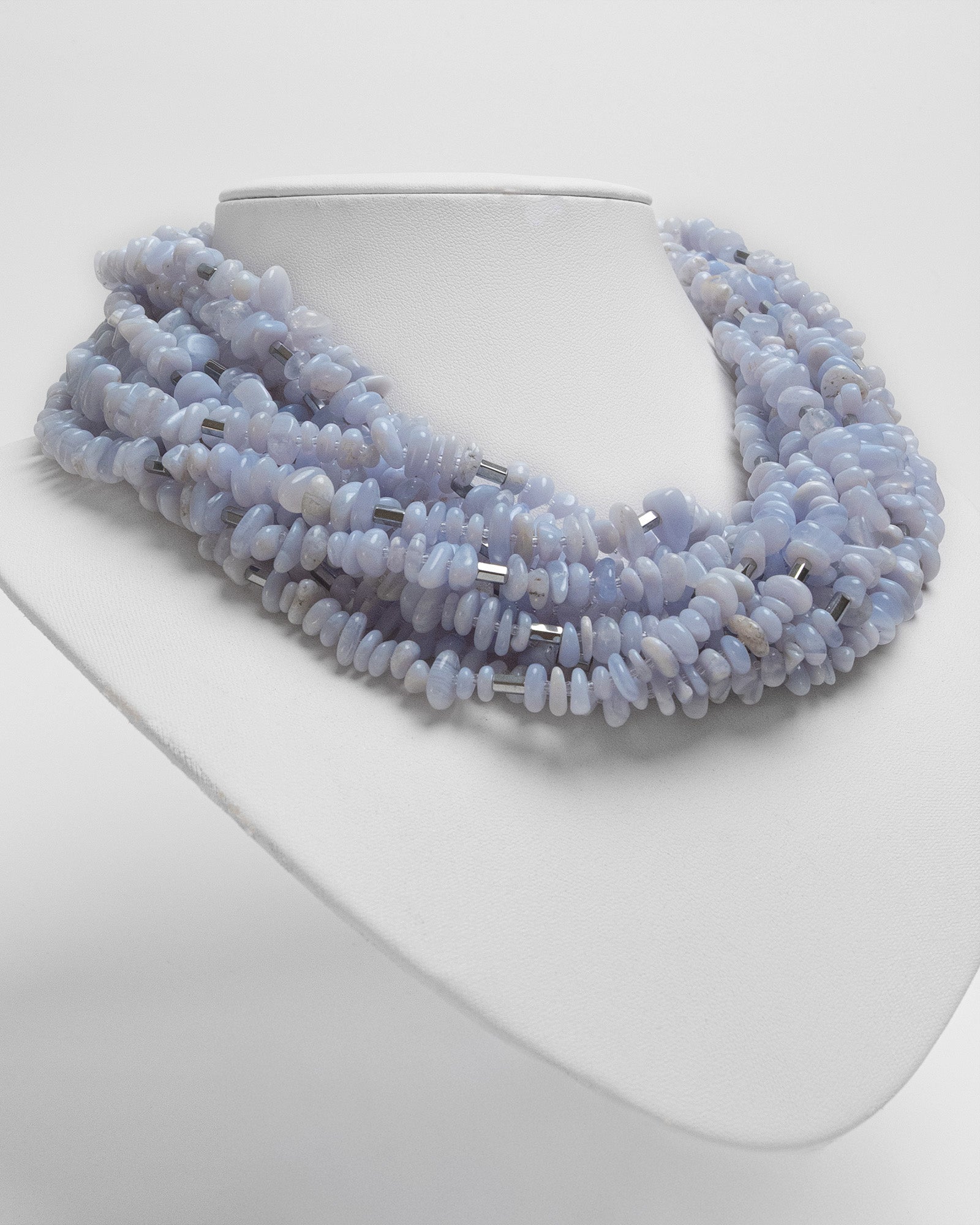 Collar multicapa de calcedonia azul y hematites plateado, artesanal