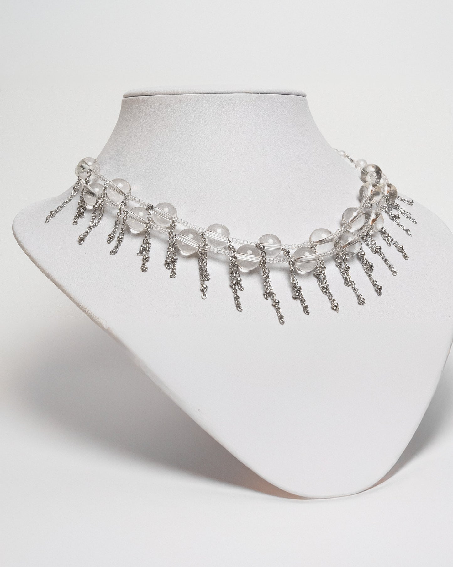 Collar de cuarzo de alta pureza con cadenas de acero inoxidable. Diseño artesanal único y moderno.