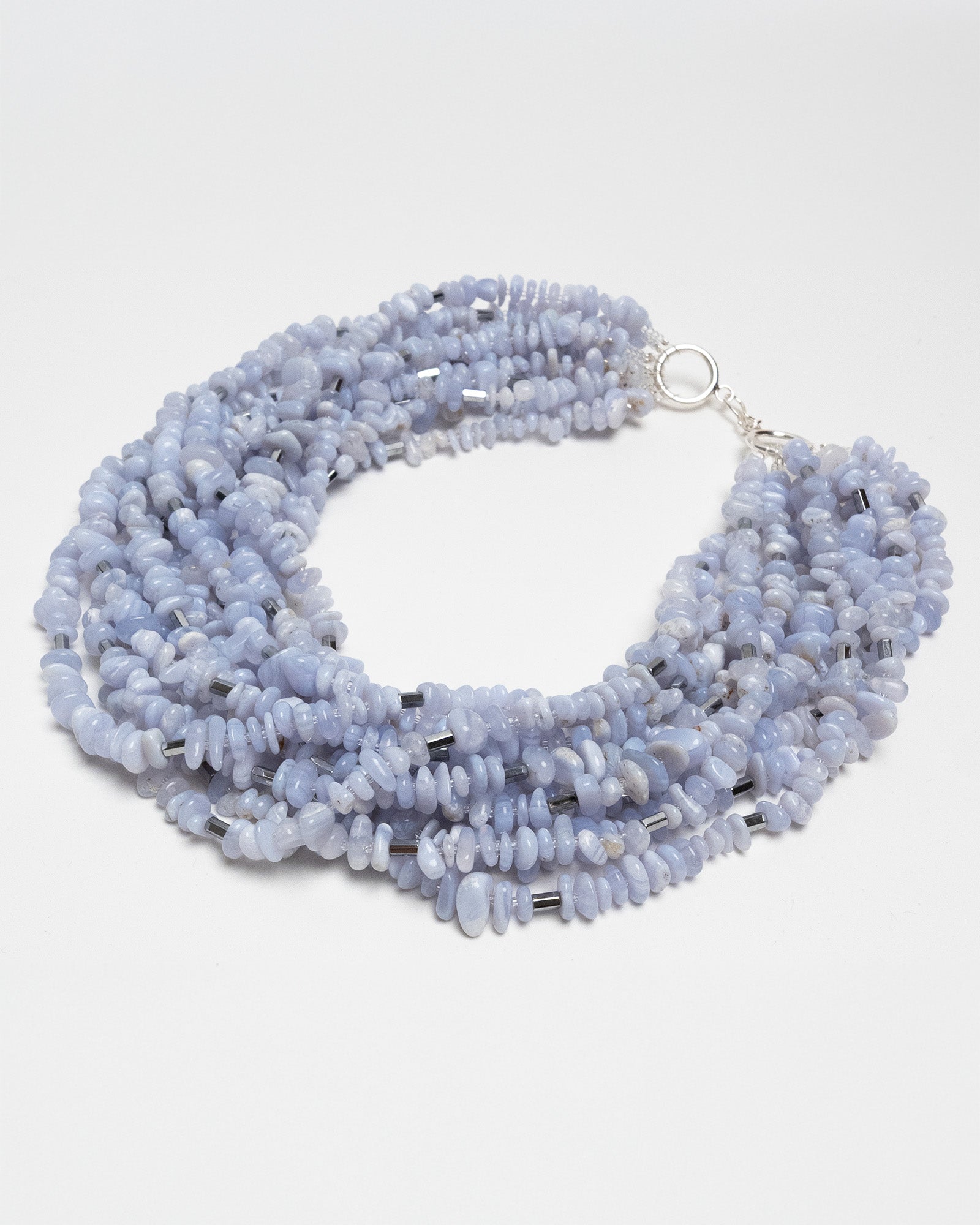 Collar multicapa de calcedonia azul y hematites plateado, artesanal