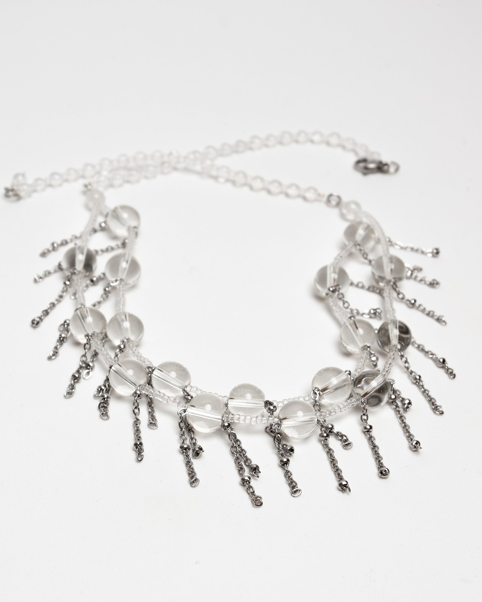 Collar de cuarzo de alta pureza con cadenas de acero inoxidable. Diseño artesanal único y moderno.