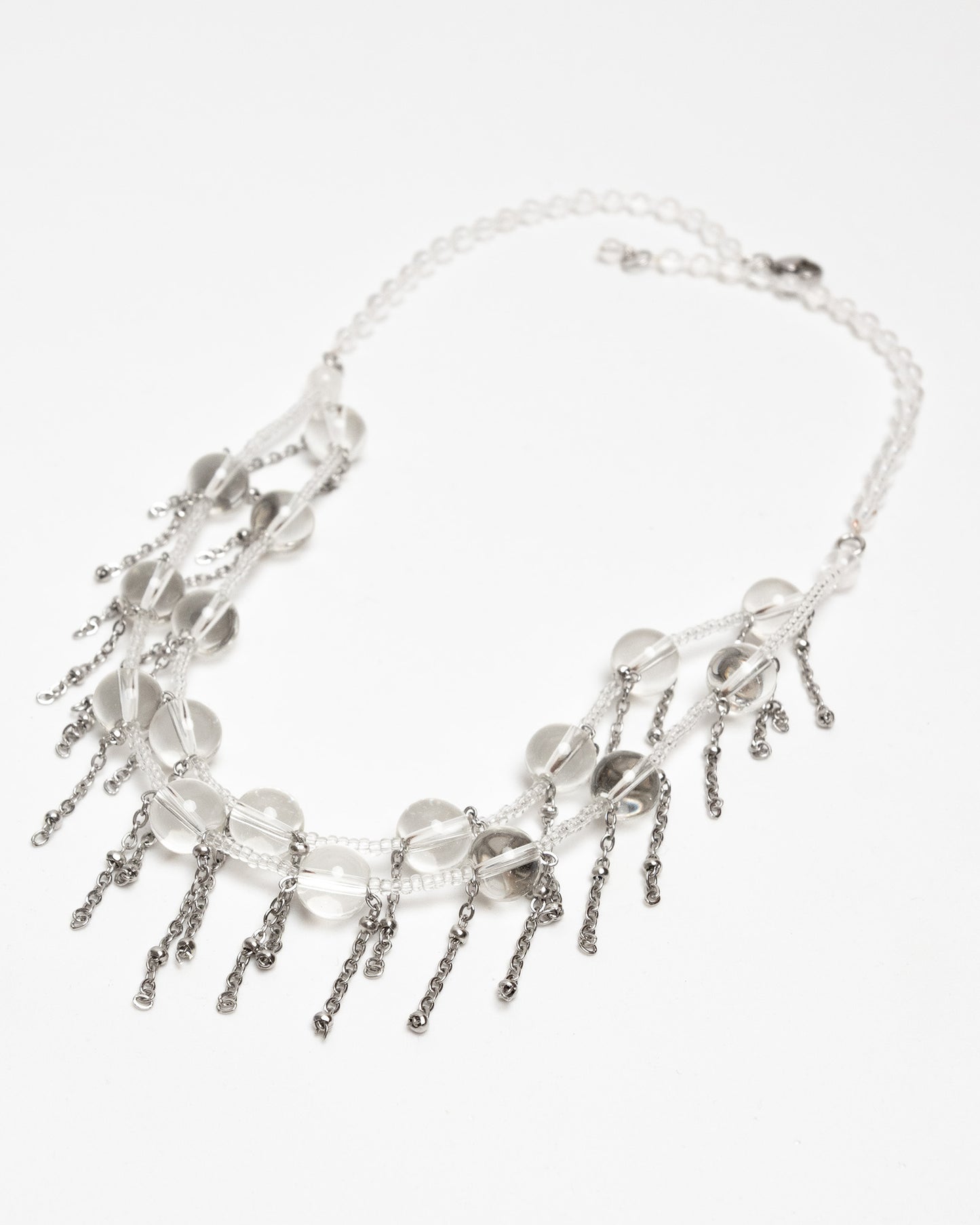 Collar de cuarzo de alta pureza con cadenas de acero inoxidable. Diseño artesanal único y moderno.