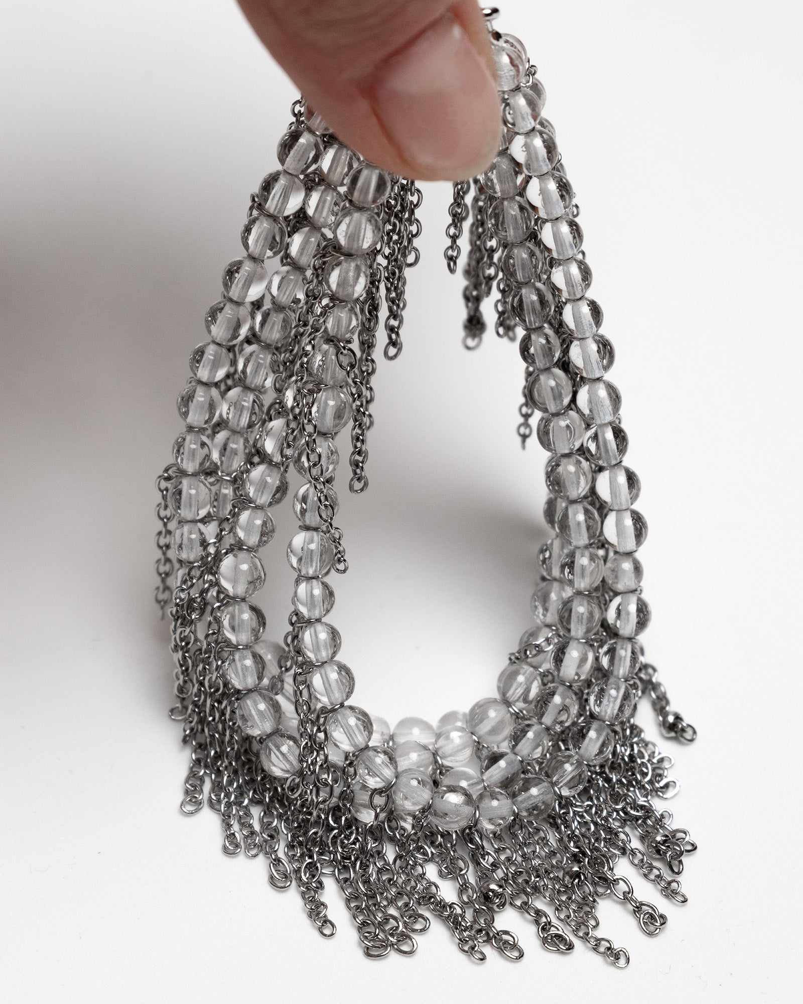 Pulsera de cuarzo y acero inoxidable con cierre magnético y cadenas tipo flecos