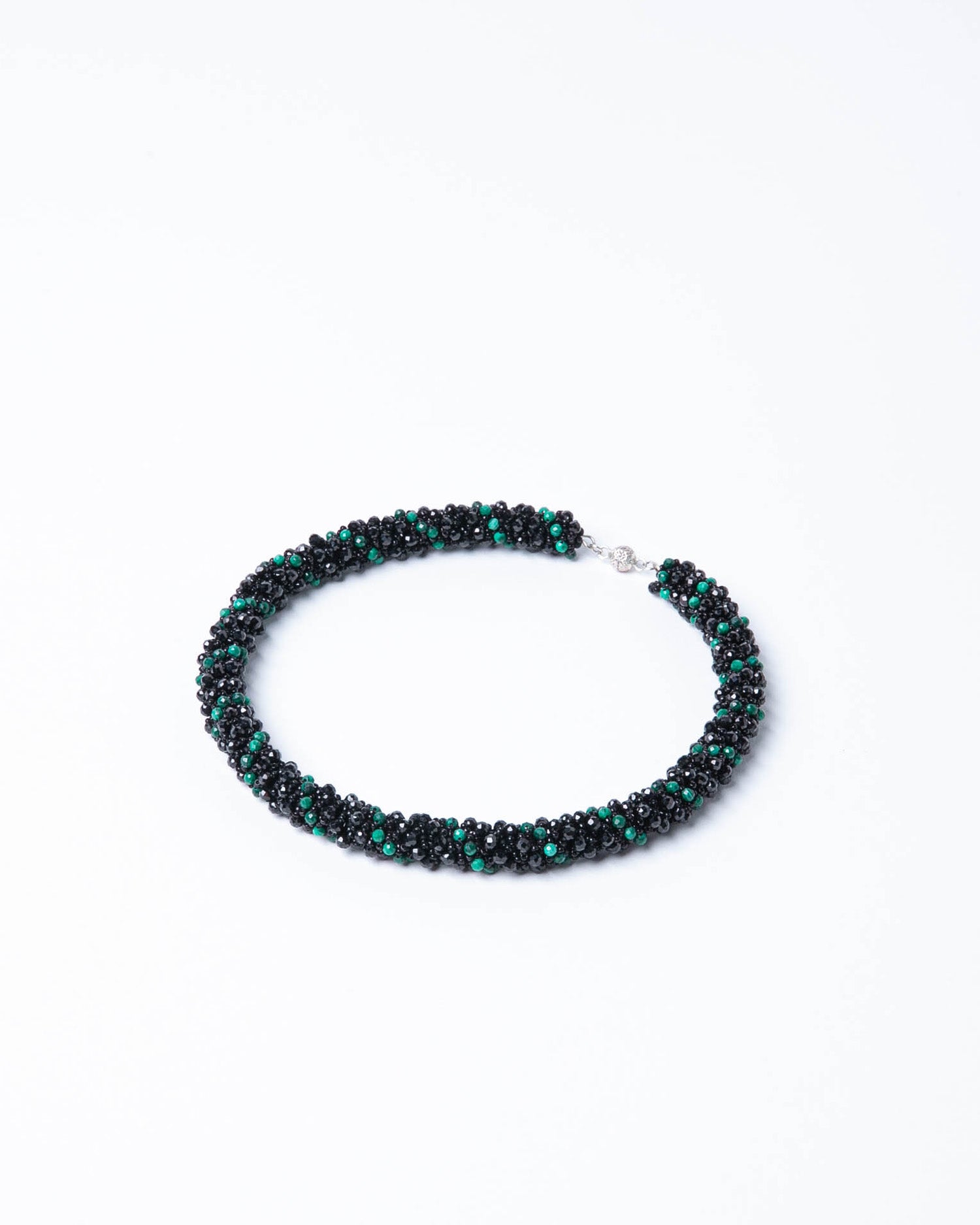 Malachite and spinel statement necklace featuring vibrant green malachite and black spinel pearls, 38 cm long, with a silver magnetic clasp.