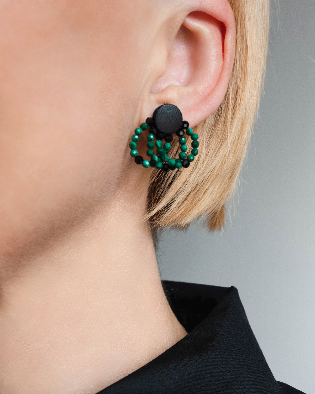 Malachite bead and leather earrings with silver studs, 2 cm in length, offering a bold and modern design.